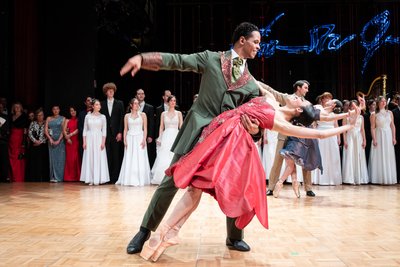 Debütanten, Opernsänger und das Ballett eröffnen die Tanzfläche beim Chemnitzer Opernball.