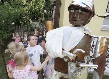 
              <p class="artikelinhalt">Erzieherin Ina Schmidt mit den Kindern Norea (links) und Luka vor der Ritterfigur, die seit Dienstagmorgen wieder vollständig ist. </p>
            