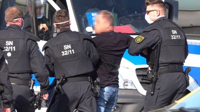 Im Stadtzentrum führte die Polizei einige Personen ab, bei denen Rechtsverstöße festgestellt wurden.