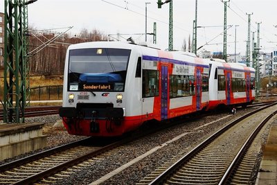 Mit diesem Sonderzug können Fans des FC Erzgebirge Aue am Freitag zum Spiel gegen den Karsruher SC fahren - und zurück.