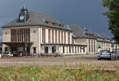 Hinter der Empfangshalle des Glauchauer Bahnhofes soll ein Durchgang zu den Gleisen entstehen. 