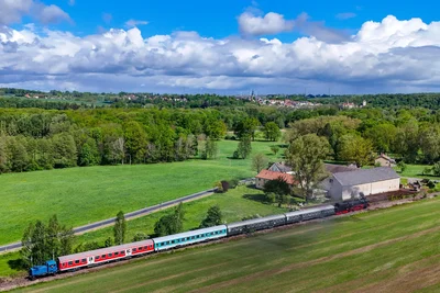 Der Zug auf der Muldentalbahn bei Waldenburg.