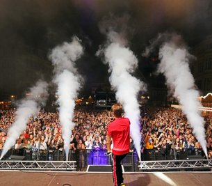 Ein Foto wie aus einer anderen Zeit: Im August 2019 brachte DJ Antoine beim Stadtfest die Menge auf dem Hauptmarkt zum Kochen. Wenn es nach der Stadt geht, gibt es in diesem Sommer ähnliche Szenen. 
