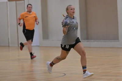 Linda Leonhardt ging beim 20:20 (10:10) gegen Langenhessen/Crimmitschau mit gutem Beispiel voran und war mit acht Toren erfolgreichste Werferin ihres Teams. Allein sechsmal netzte sie vom Siebenmeterpunkt ein.