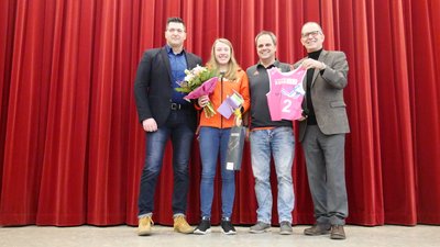 Jung-Talent Jenny Nowak (2.v.l.) mit dem Klingenthaler OB Thomas Hennig (CDU, links) sowie Ronny Kaiser vom Skiverband Sachsen und dem Leiter des Ski-Gymnasiums, Frank-Rainer Richter (rechts).