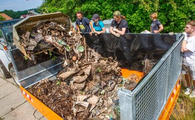 Dirk Herbrich sorgte mit seinem Radlader kurzerhand für den Transport des eingesammelten Mülls zum Großcontainer, den der Bauhof der Stadt Flöha für die Aktion in Falkenau bereitgestellt hat. 