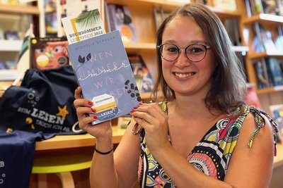 Bibliotheksmitarbeiterin Sarah Ullmann freut sich, dass der Buchsommer so gut in Stollberg ankommt. 
