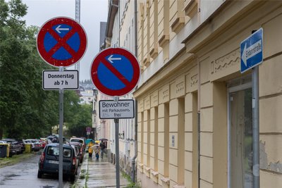 Jede Menge Verbotsschilder stehen seit einigen Tagen in der Kreisstadt –hier die Parkstraße, Ecke Schillerstraße.