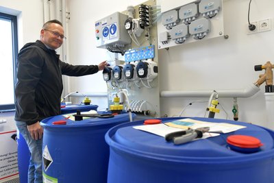 Tilo Mann, der Leiter der Bau- Betriebstechnik, bedient die Steuerung der Waschmaschinen.