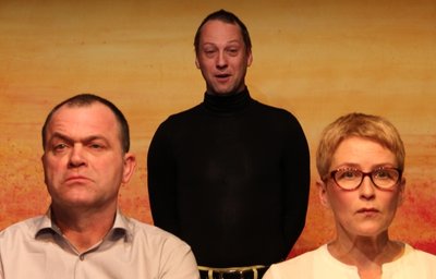 Jan Krawzcyk (Mitte) hat als Therapeut seine Not mit dem Ehepaar, gespielt von Andreas Unglaub und Anna Silke Röder.
