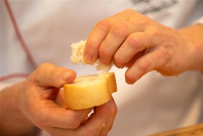 Während der Brotprüfung wird auch das Innere verkostet.