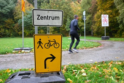 Der Weg zum Stadtpark hinter der Beckerstraße wird in Ordnung gebracht.