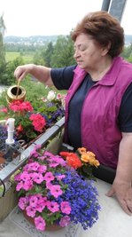 Ruth Meyer hat im Hinterhof ihres Hauses oft beobachtet, wie Elstern andere Tiere attackieren.