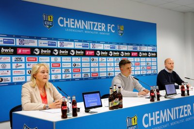 Romy Polster, Vorstandsvorsitzende, Steffen Wunderlich, Vereinspressesprecher, und Sportdirektor Armin Causevic (v.l.) bei der Pressekonferenz am Donnerstagnachmittag. 