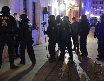 Wenn wie hier am Montag in Freiberg Personalien von Versammlungsteilnehmern aufgenommen werden, folgt meist eine Anzeige. 
