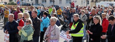 Lichtensteiner wehren sich gegen die Schließung der Kinderstation des Krankenhauses Lichtenstein durch den Träger, das Deutsche Rote Kreuz. Am Sonntag machten mehr als 200 Teilnehmer einer Kundgebung deutlich, dass sie die Begründung der Schließung nicht akzeptieren. 