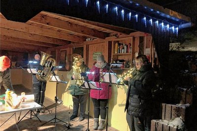 Ein Bläserquartett spielte beim lebendigen Adventskalender auf einem privaten Grundstück am Südhang. 