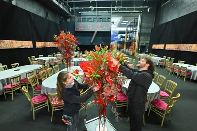 Ronia Pütz und André Paul Hußner beim Dekorieren der Tische mit Blumenschmuck.