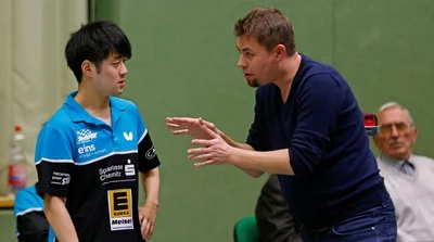 Hohenstein-Ernstthals Teamchef Christian Hornbogen im Gespräch mit dem japanischen Neuzugang Kazuha Nakamura. 