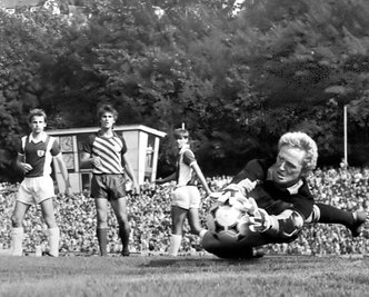 1:1 endete das Oberligaspiel zwischen Wismut Aue und dem Berliner FC Dynamo am 26. August 1985. In dieser Szene zeichnet sich BSG-Torhüter Jörg Weißflog mit einer Parade aus. 