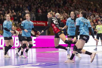 Im Angriff kamen Silje Brøns Petersen (am Ball) und die Handballerinnen des BSV Sachsen Zwickau im Ostderby zwar oft genug gut zum Wurf – am Ende fehlte beim 31:32 aber ein Tor für einen Punktgewinn.
