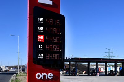 Wie hier an einer Tankstelle in Rozvadov (Roßhaupt) an der bayerischen Grenze gelten seit Mittwoch in Tschechien staatlich festgelegte Höchstpreise für Superbenzin und Diesel.