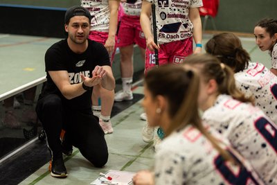 Hendrik Tzschoppe trainiert die Frauenmannschaft der Floor Fighters.