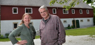 Silke Führich und Reinhardt Schuchart vor ihrem Kastanienhof. Der Dachboden wurde zum Theater umfunktioniert. Auch im ehemaligen Stall gibt es Veranstaltungen.