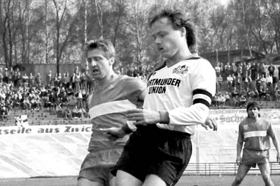 Bernd Tipold, hier 1991 noch im Heckert-Trikot, vor Zwickaus Kapitän Ralf Wagner.