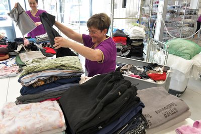 Madlen Kabat legt die frisch gewaschene Wäsche der Heimbewohner in der neuen Zentralwäscherei zusammen.