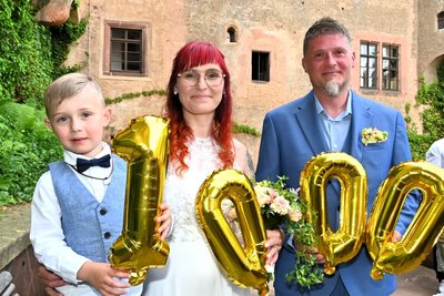 Die 1000. Trauung auf Burg Kriebstein: Anne Grießbach und Michael Zimmermann aus Döbeln mit ihrem Sohn Pepe.