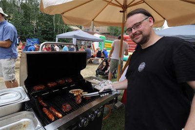 Brauer Marvin Kempe stand diesmal beim Brauhausfest im BAB Halsbrücke am Grill.
