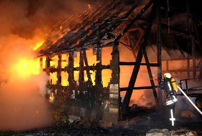 Eine Scheune ist am Samstagfrüh in Altmittweida ein Raub der Flammen geworden.