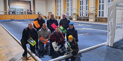 Die Modellautosportler des TSV Gelenau haben den Saal der ehemaligen Feinspinnerei in Venusberg umgebaut und freuen sich nun auf ihren ersten Wettkampf. 