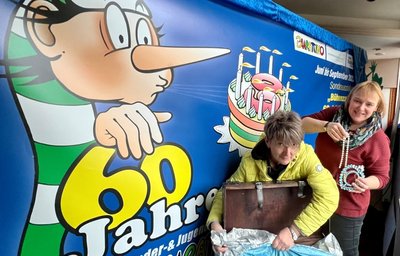 Carola Kleindienst (links) und Annekathrin Rottstädt-Hänel gestalten leere Schaufenster in der Ernst-Thälmann-Straße in Stollberg. 