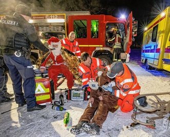 Das Bild der Johanniter-Rettungswache Bad Schlema mit der gestellten Szene von der Rettung des verunglückten Weihnachtsmanns hat den Fotowettbewerb der Johanniter gewonnen. 