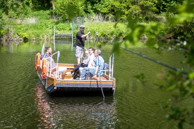 Fährmann Sascha Thiele setzt die historische Querseilfähre „Anna“ allein mit Muskelkraft über die Zschopau. Die Fähre gehört seit 195 Jahren zum Bild der Wasserschänke.