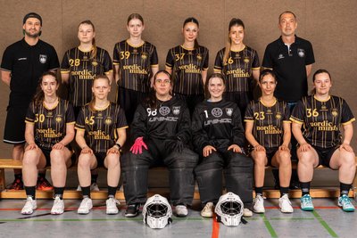 Kleider machen Leute: Durch diese Trikots wird aus den Floor Fighters Chemnitz die Nationalmannschaft Deutschlands.