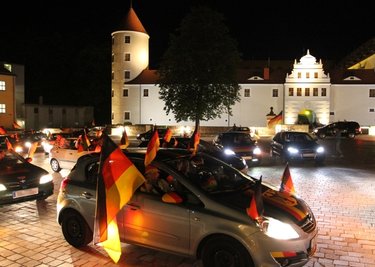 Lustig, aber nicht legal: Der Autokorso nach dem EM-Fußballspiel Deutschland gegen Dänemark rollte in der Nacht zu Montag auch über den Schlossplatz in Freiberg - aber der ist Fußgängerzone.