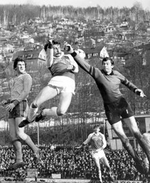 Frankfurts Torhüter Lutz Wienhold wehrt den Ball vor Aues Harald Mothes mit der Faust ab. Die Oberliga-Partie füllte im März 1984 das Stadion.