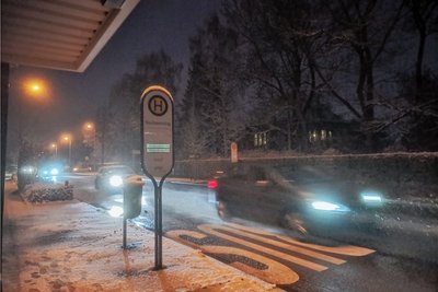 In der Nacht zum Freitag hat der einsetzende Schneefall manche Autofahrer überrascht. 