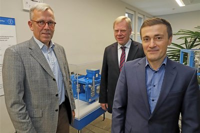 Vertiefen die langjährige Zusammenarbeit noch weiter: Prof. Holger Lieberwirth vom Institut für Aufbereitungsmaschinen und Recyclingsystemtechnik, Prof. Georg Unland und Artur Hubert, Geschäftsführer der Köppern Aufbereitungstechnik (v.l.).