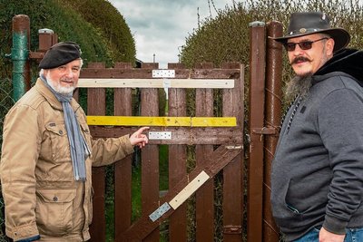 Die Mittweidaer Kleingärtner Peter Koblitz (l.) und Uwe Bohnet vor dem notdürftig reparierten Tor. Sie sind zum zweiten Mal Opfer von Vandalismus geworden. 