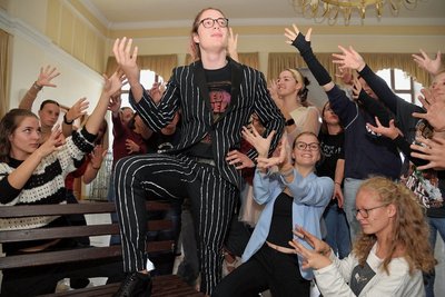 Die Schüler der zehnten, elften und zwölften Klasse des Gymnasiums Markneukirchen proben für ihr Musical "Schrille Nacht - Ein Weihnachtsalptraum". Hauptdarsteller ist Tim-Linus Lederer (Mitte). 