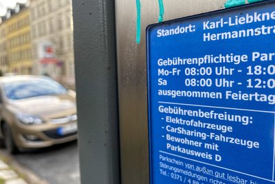 Aus und vorbei: Elektroautos und Carsharing-Fahrzeuge sind in Chemnitz künftig nicht mehr von Parkgebühren befreit.