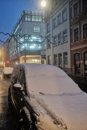 Besen raus und abkehren! hieß es am Freitagmorgen für viele, bevor sie sich auf den Weg zur Arbeit begeben konnten.