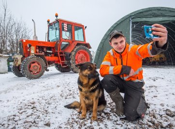Constantin Witscher mit seiner Schäferhündin Lena, die auch auf dem Siegerfoto des "Freie Presse"-Wettbewerbs zu sehen ist. Der Traktor ist seine neue Errungenschaft. 