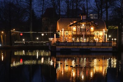 Die historistische Gaststätte „Schwanenschlößchen“ am Kreuzteich in Freiberg ist ein Hingucker zu jeder Tageszeit. Der heutige Bau ist jedoch erst 25 Jahre alt.