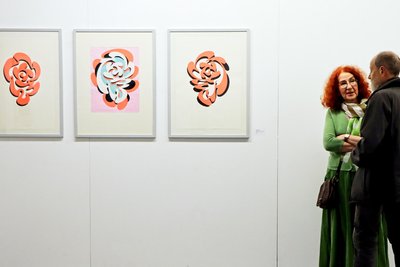 Die Künstler Nadja Bernhardt und Klaus Neubauer vor Arbeiten von Susanne Weiß im Projektraum des Künstlerbundes.
