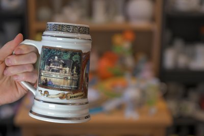 Die Firma Freiberger Porzellan stellte einen Bierkrug mit Freiberger Motiven, darunter das „Schwanenschlößchen“ her.